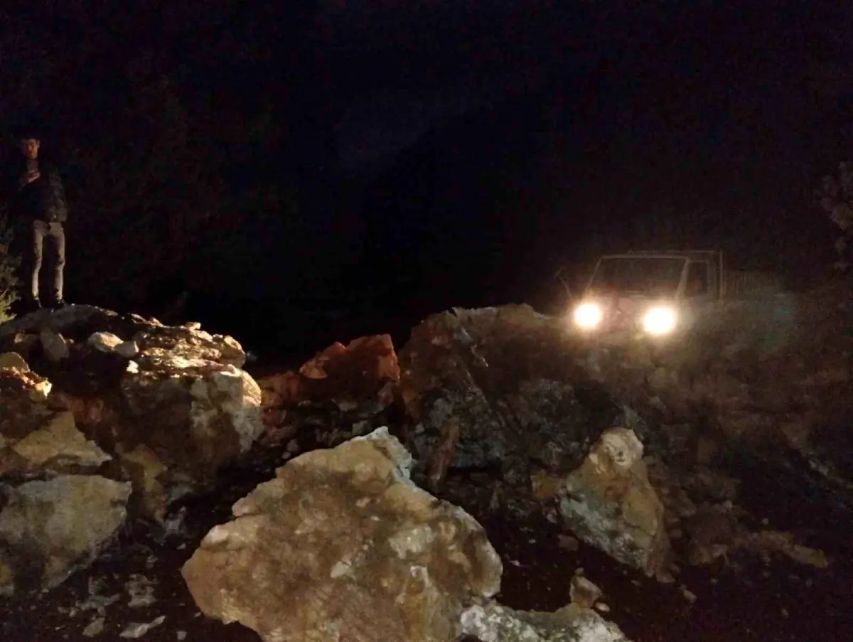 Marmaris'te dev kayalar orman yolunu kapattı