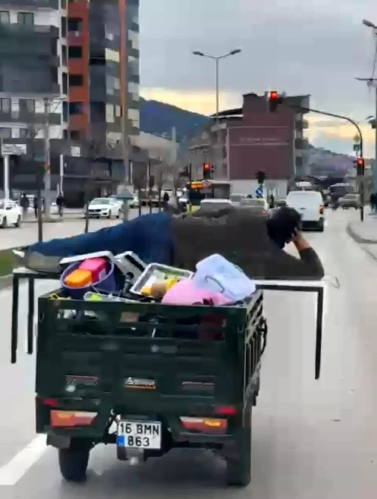 Motosikletin arkasında yatarak tehlikeli yolculuk