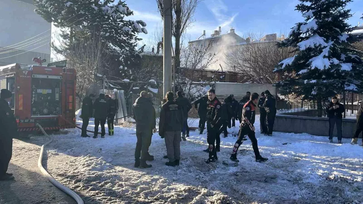 Müstakil evde yangın çıktı, mahsur kalan yaşlı adamı itfaiye kurtardı