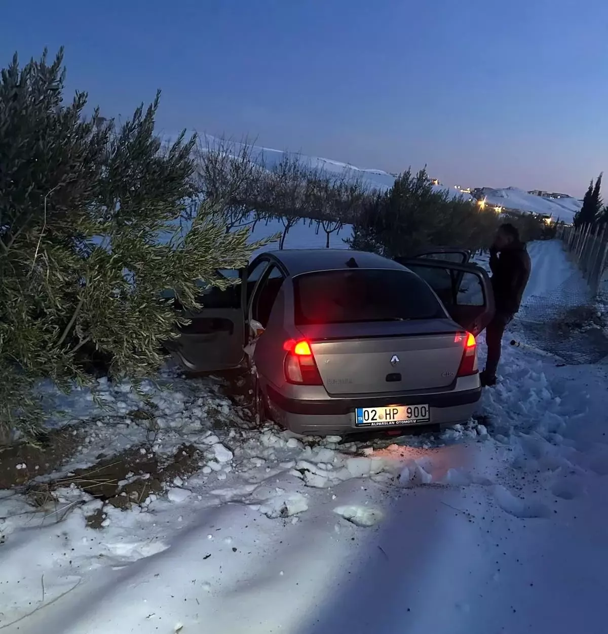 Otomobil şarampole girdi: 2 yaralı