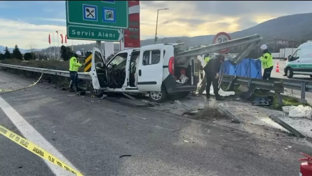 Otoyolda, hafif ticari araç bariyere çarptı: 2 ölü