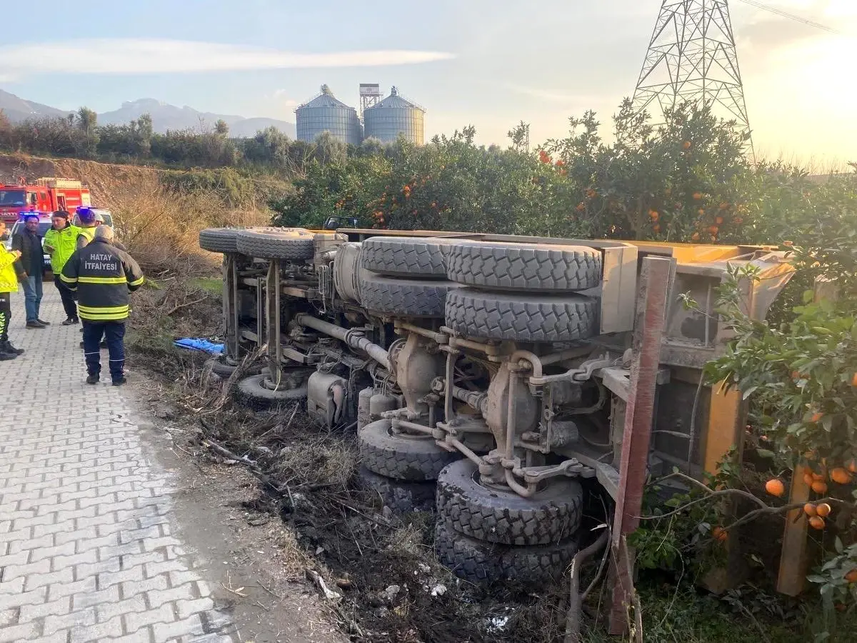 Payas'ta trafik kazası: devrilen kamyonun sürücüsü yaralandı