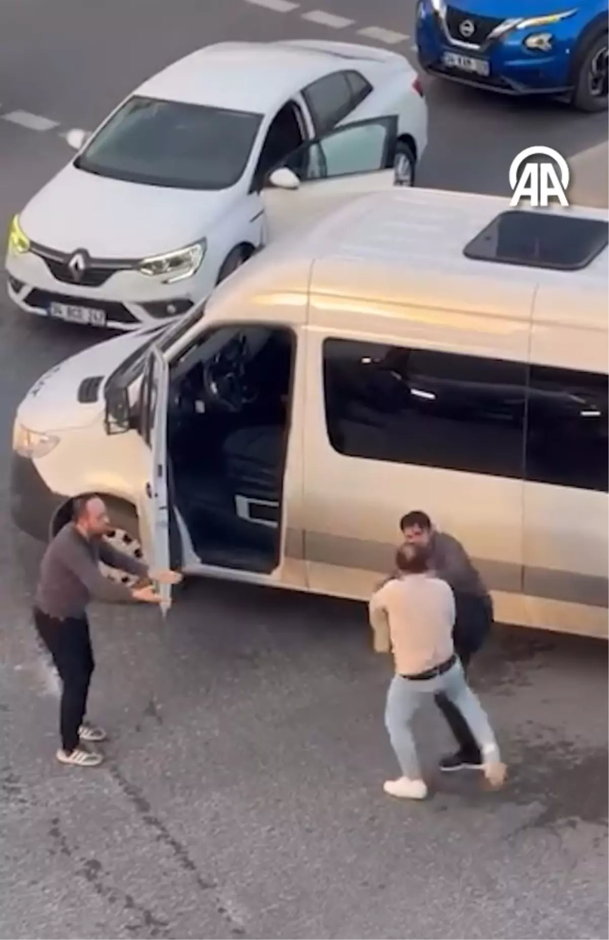 Pendik'te 2 sürücü arasındaki yumruklu kavga kamerada