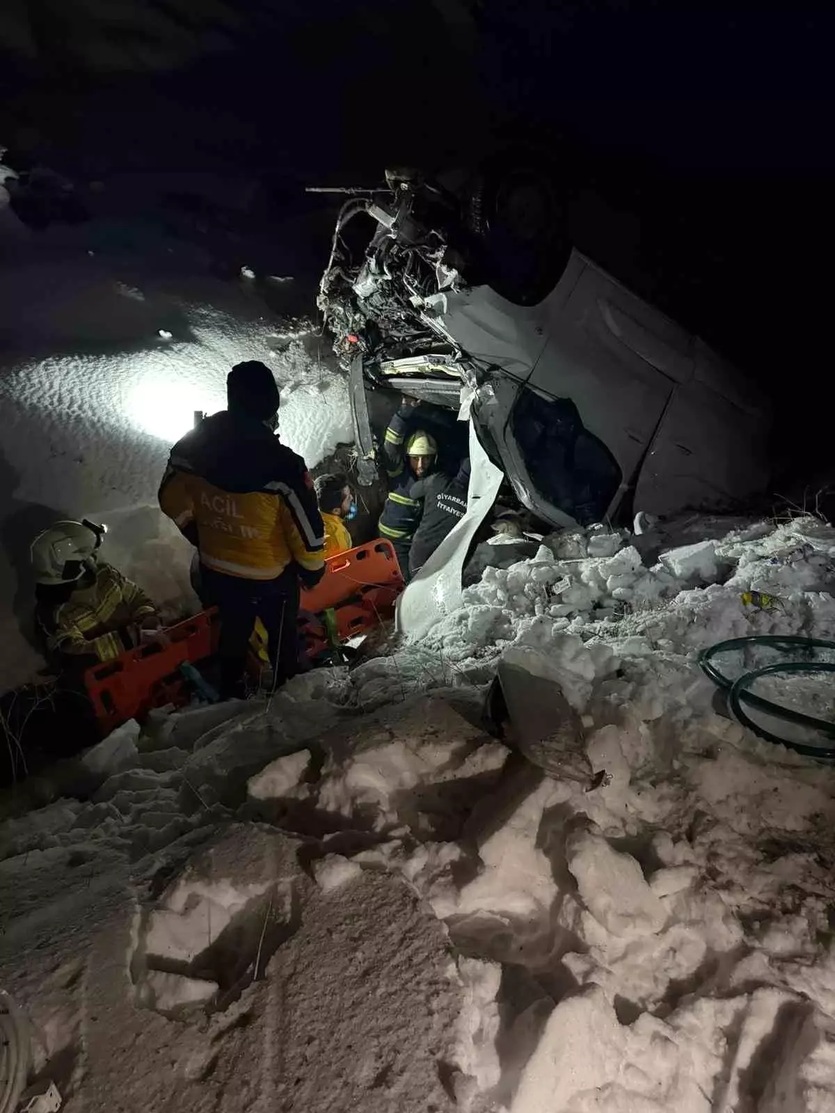 Şarampole devrilen araçta sıkışan sürücü böyle çıkartıldı