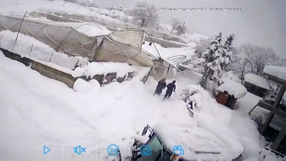Seraların çökme anı kamerada: Kar altında kaldı, komşularının yardımıyla kurtarıldı