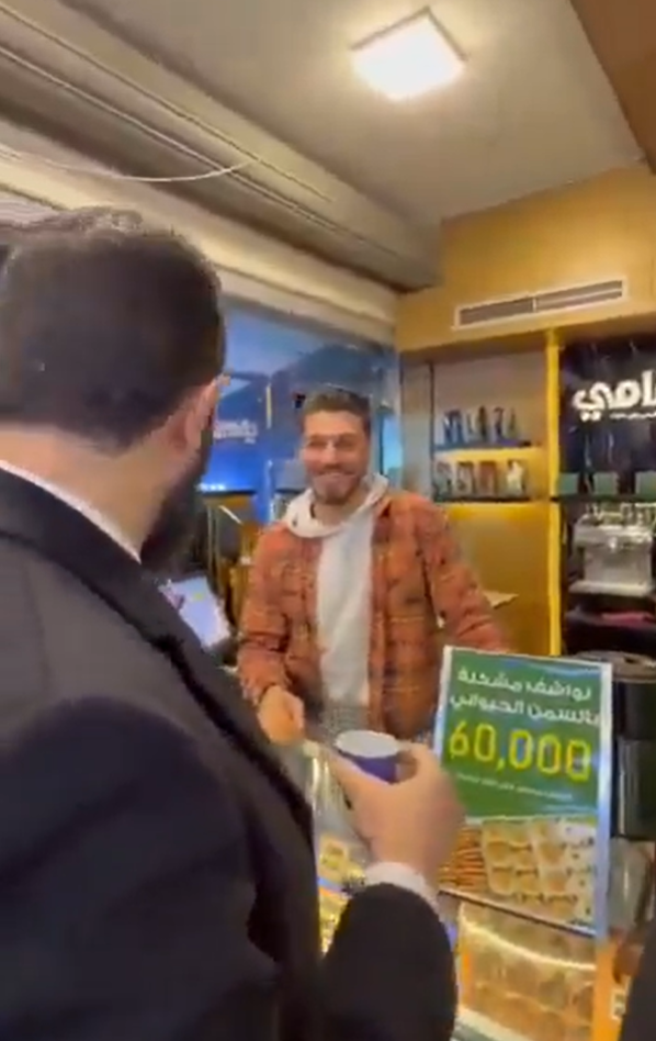 Президент Сирии Шара, на которого якобы было совершено покушение, был запечатлен во время покупок в магазине