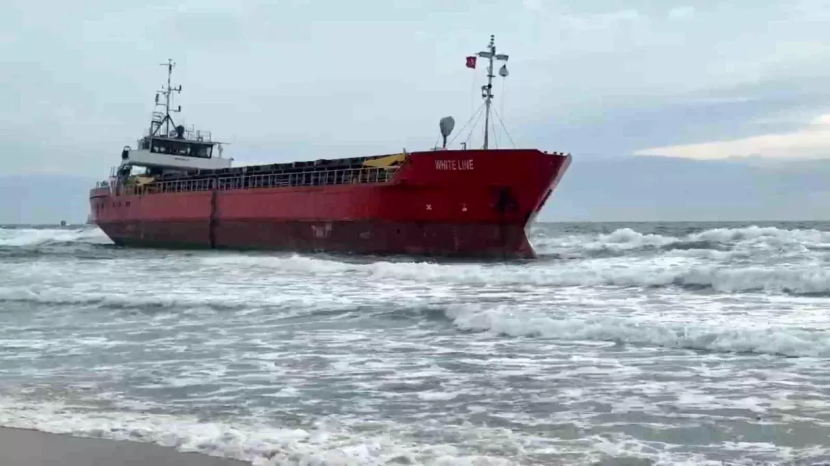 Tekirdağ'da karaya oturan gemi 3 gündür bekleyişini sürdürüyor