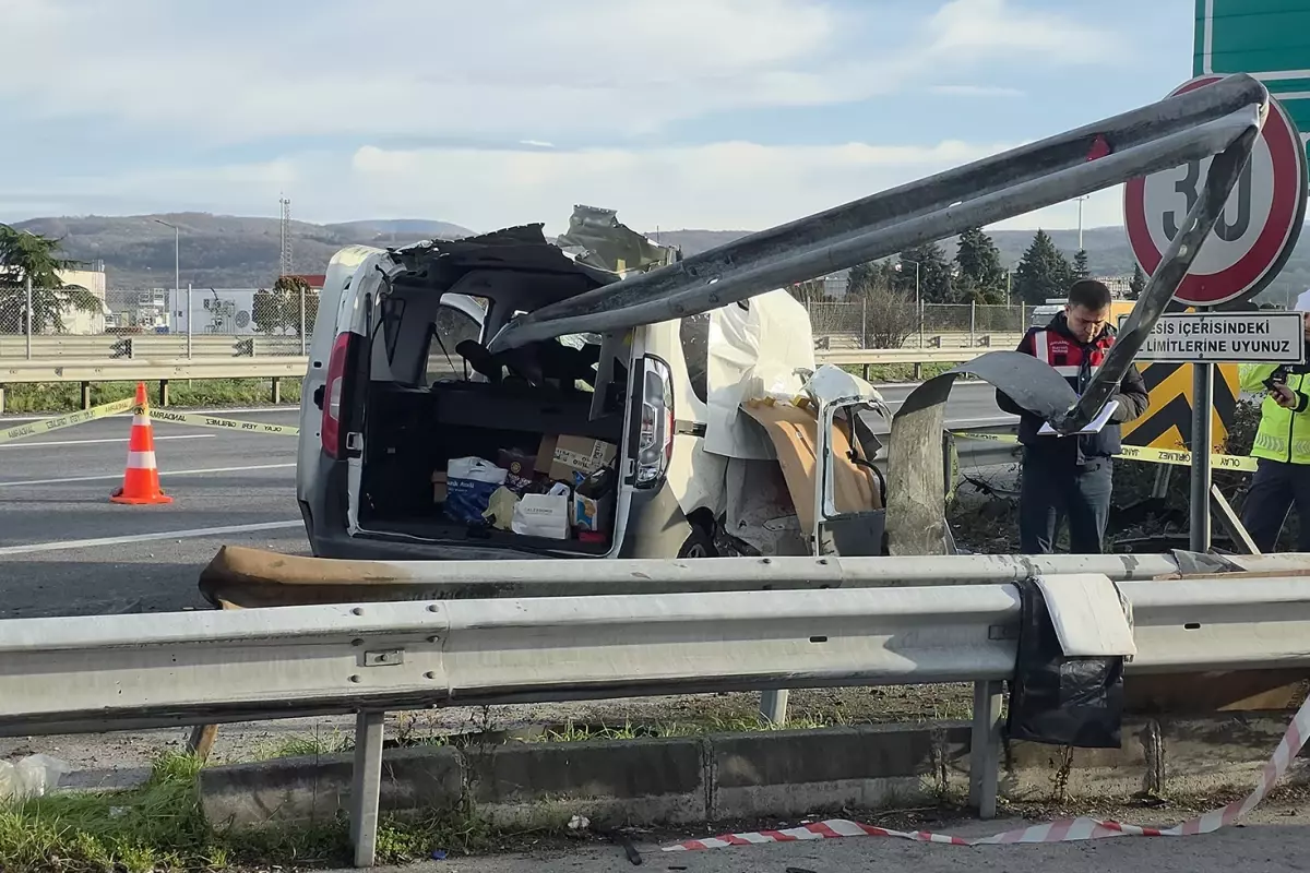 TEM'de hafif ticari araç bariyerlere saplandı, 2 kişi hayatını kaybetti
