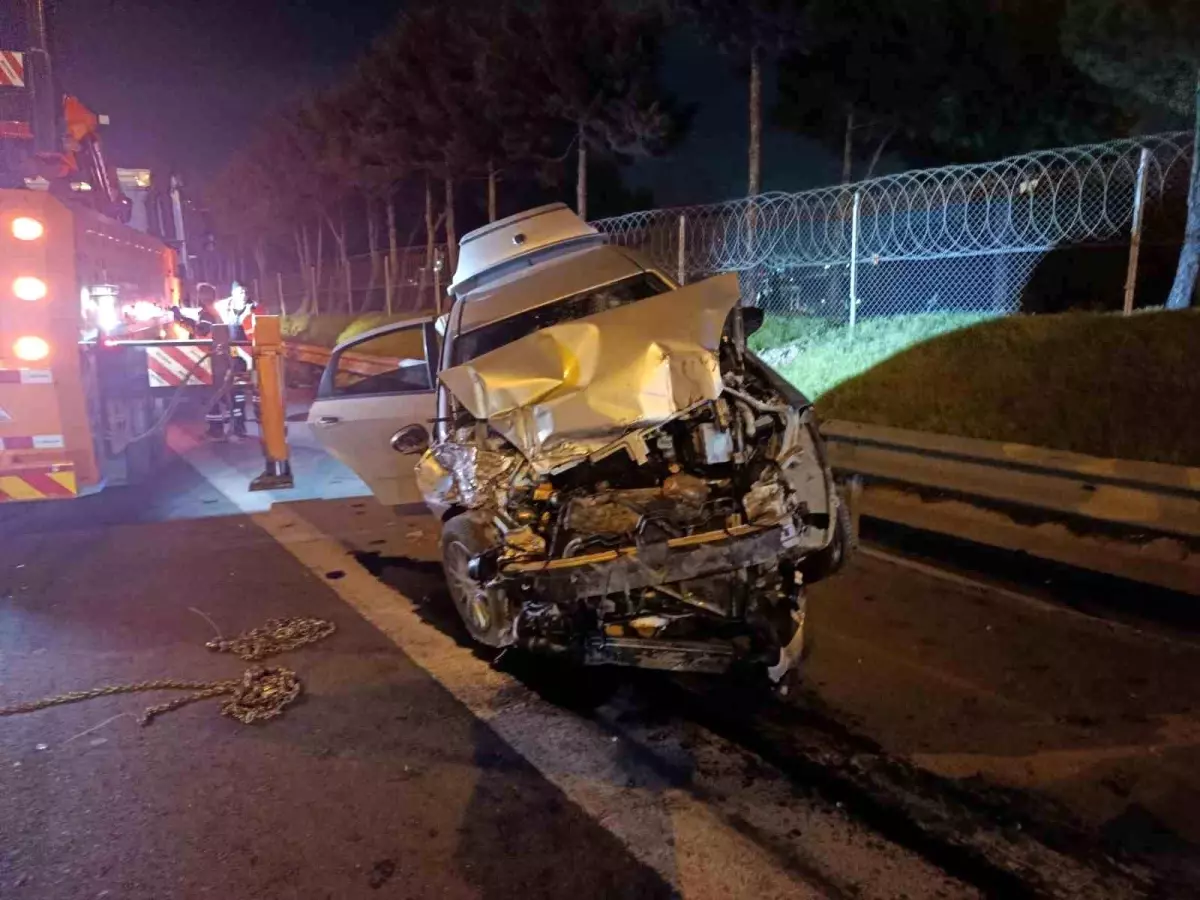 TEM Otoyolu'nda kamyonete çarpan otomobil bariyerlere çıktı: 2 yaralı