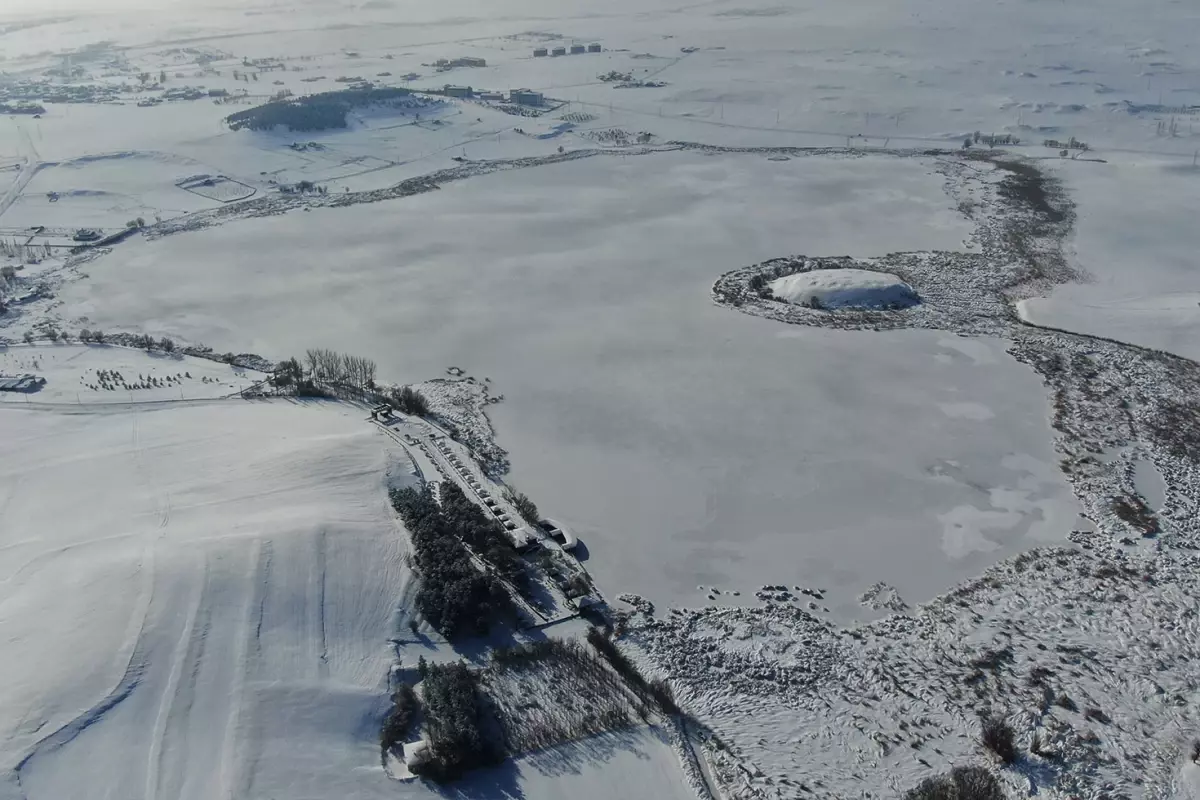 Termometreler eksi 21'i gösterdi, Hafik Gölü tamamen dondu