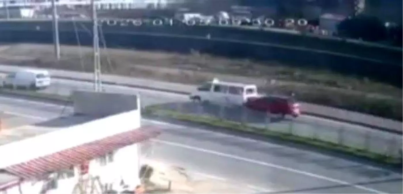 Trabzon'da yolcu indiren dolmuşa arkadan gelen otomobil çarptı: 3 yaralı