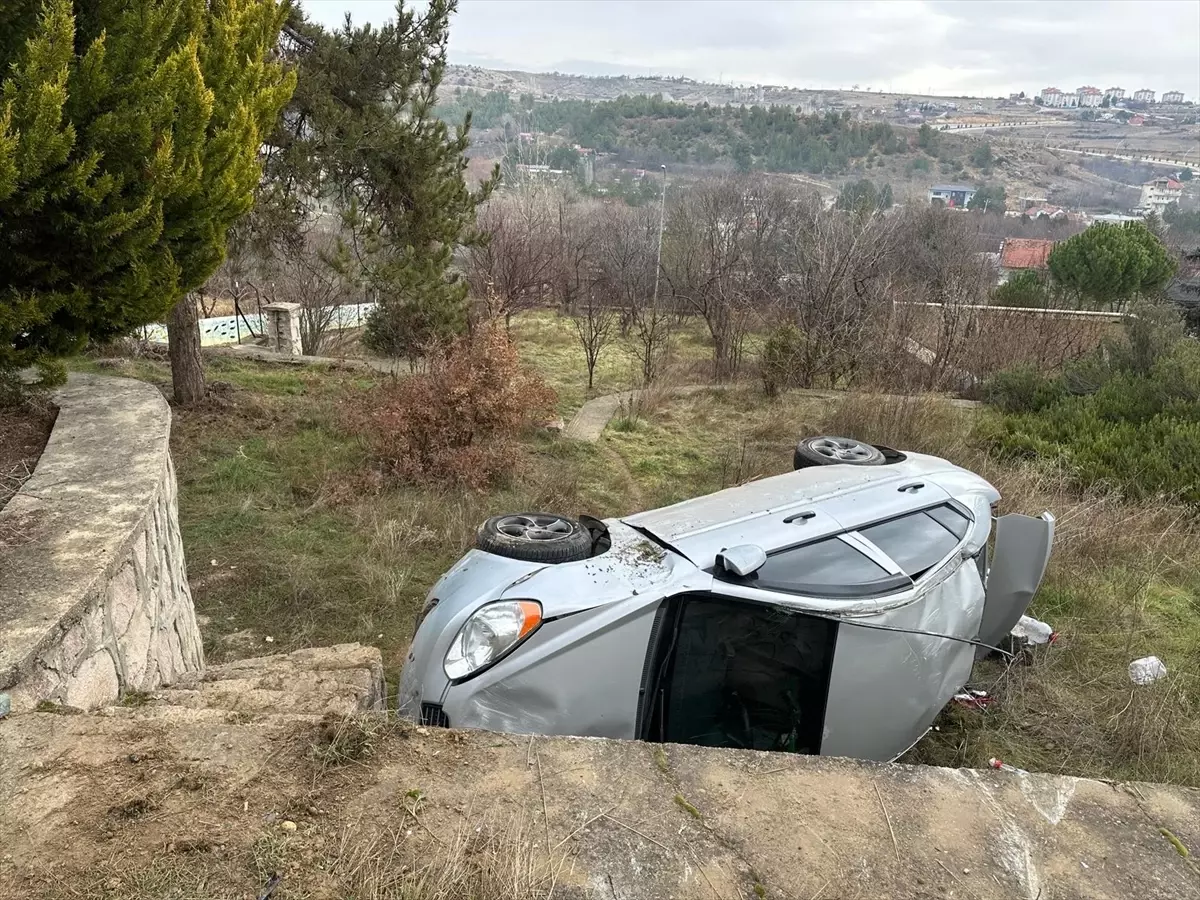 Uşak'ta bahçeye devrilen otomobilin sürücüsü yaralandı