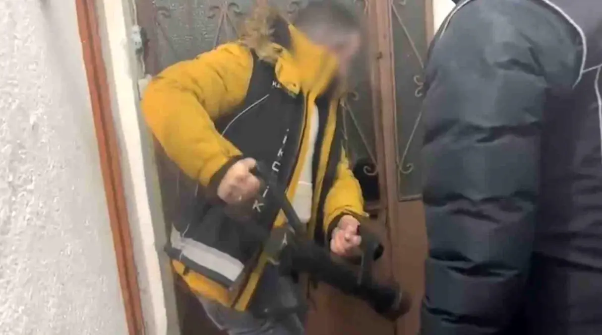 Uyuşturucudan aranan şahıs sığınakta yakalandı