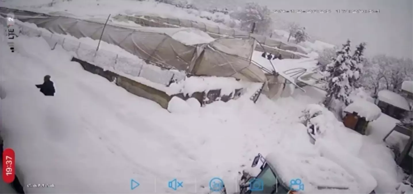 Üzerinde kar biriken seranın çökme anı kamerada