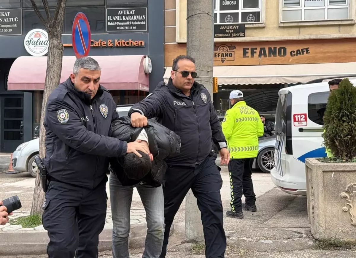 Yarış yaparken otomobiliyle 3 kişiye çarpıp ölümlerine neden olan sürücü adliyede