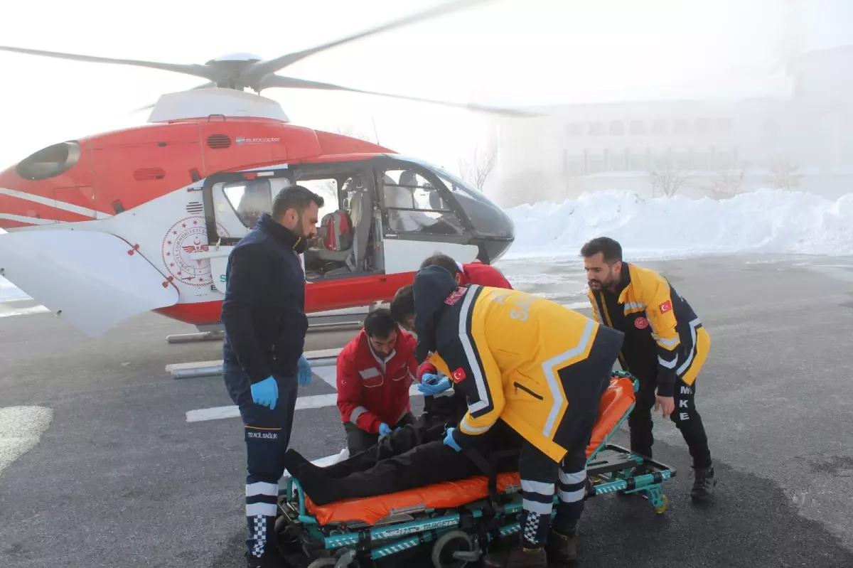 Yolu kardan kapanan köydeki Koah hastası, ambulans helikopterle hastaneye ulaştırıldı