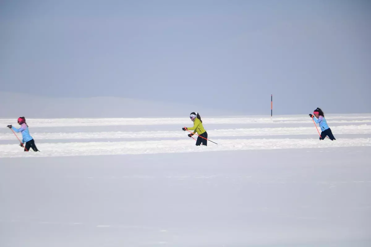 Hakkari'de Dondurucu Soğukta Kayak Antrenmanları