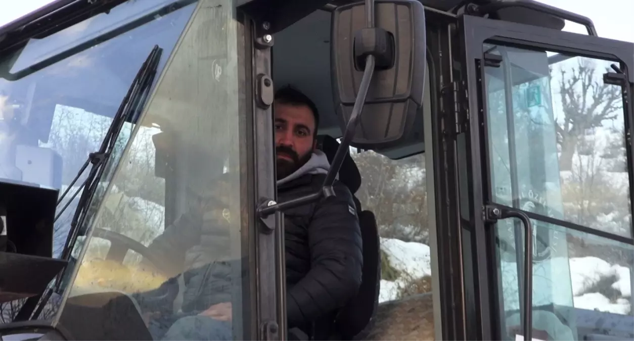 Zorlu kış şartlarında yol açıp, hayat kurtarıyorlar