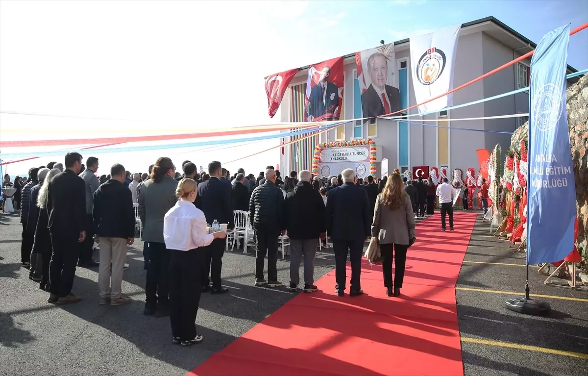 Alanya'da birisi yenilenen iki okul eğitime kazandırıldı