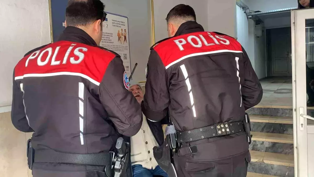 Alkollü bir vatandaş, yardım aldığı vakıfta olay çıkardı