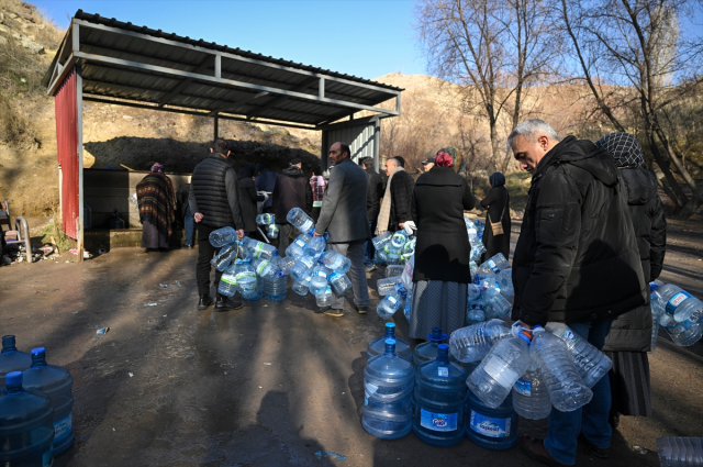 Due to the cuts in Ankara, citizens are filling water from fountains