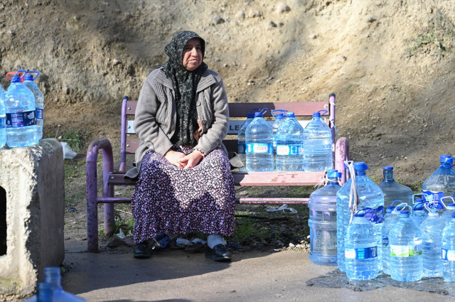 Due to the cuts in Ankara, citizens are filling water from fountains
