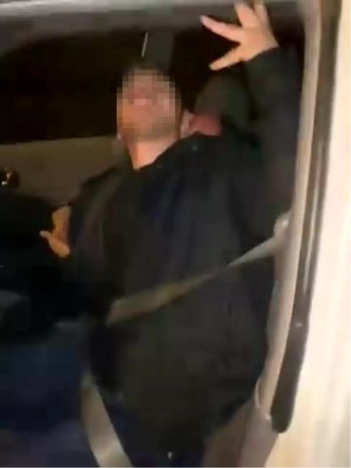 Aracına çarpan 3 kişiyi kendinden geçmiş halde gördü, o anları kayda aldı