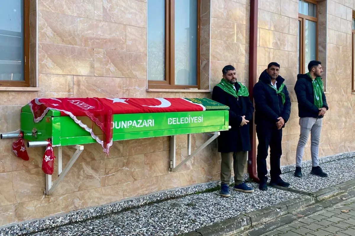 Askere gidecekti, tabutuna 'O şimdi asker' yazılı tülbent serildi