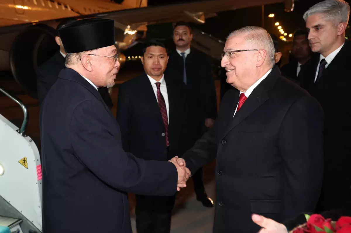 Bakan Güler, Malezya Başbakanı İbrahim'i karşıladı