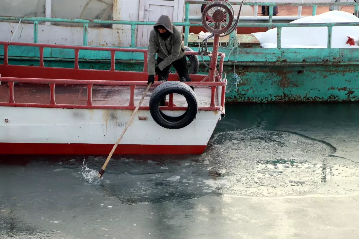 Balıkçılar, Van Gölü'ne buzları kırıp açılıyor