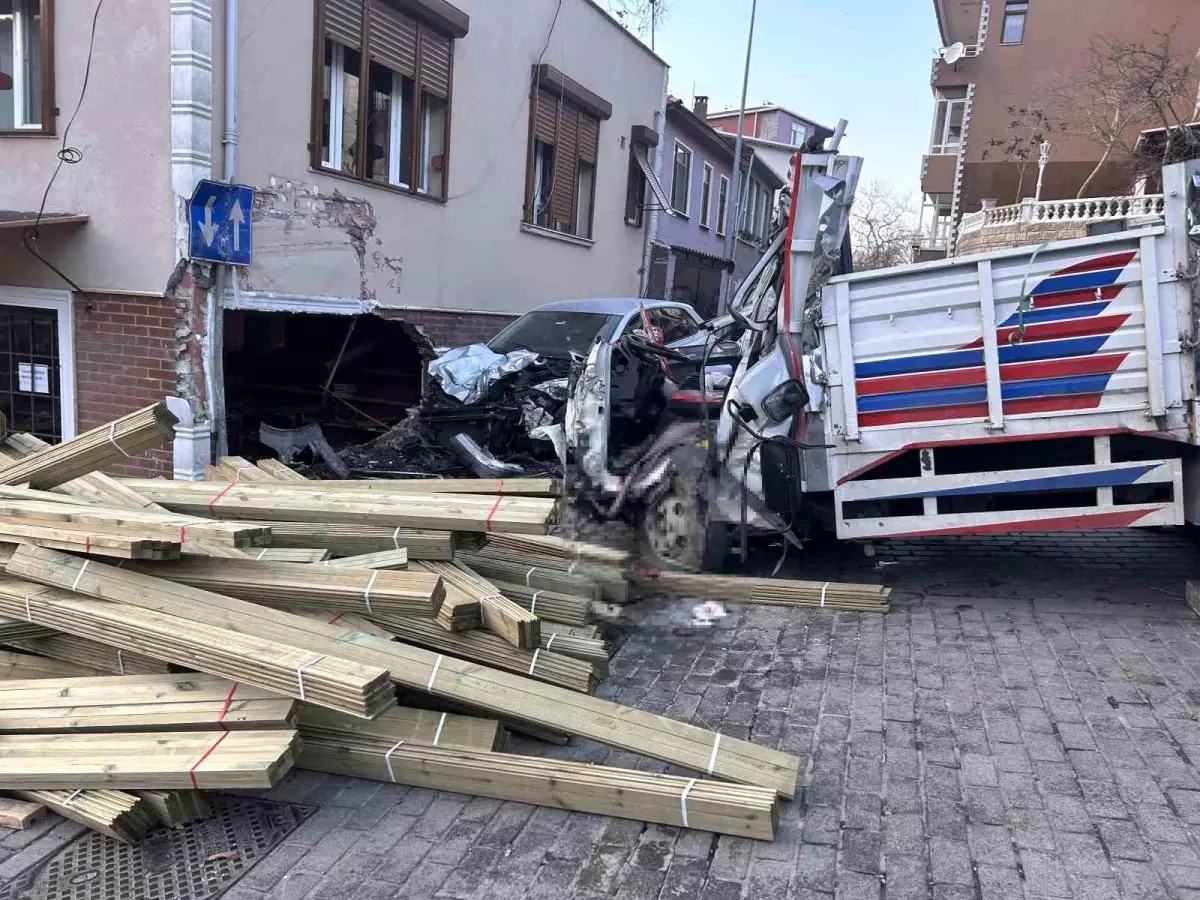 Beykoz'da feci kaza: Kamyon dükkana daldı, 2 kişi hayatını kaybetti