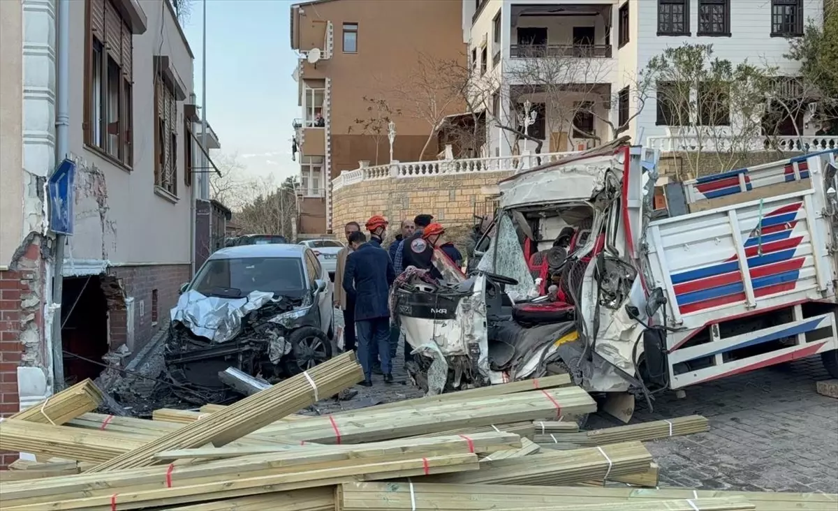 Beykoz'da kamyonun iki yaya ile otomobile çarptığı kazada 2 kişi öldü, 1 kişi yaralandı