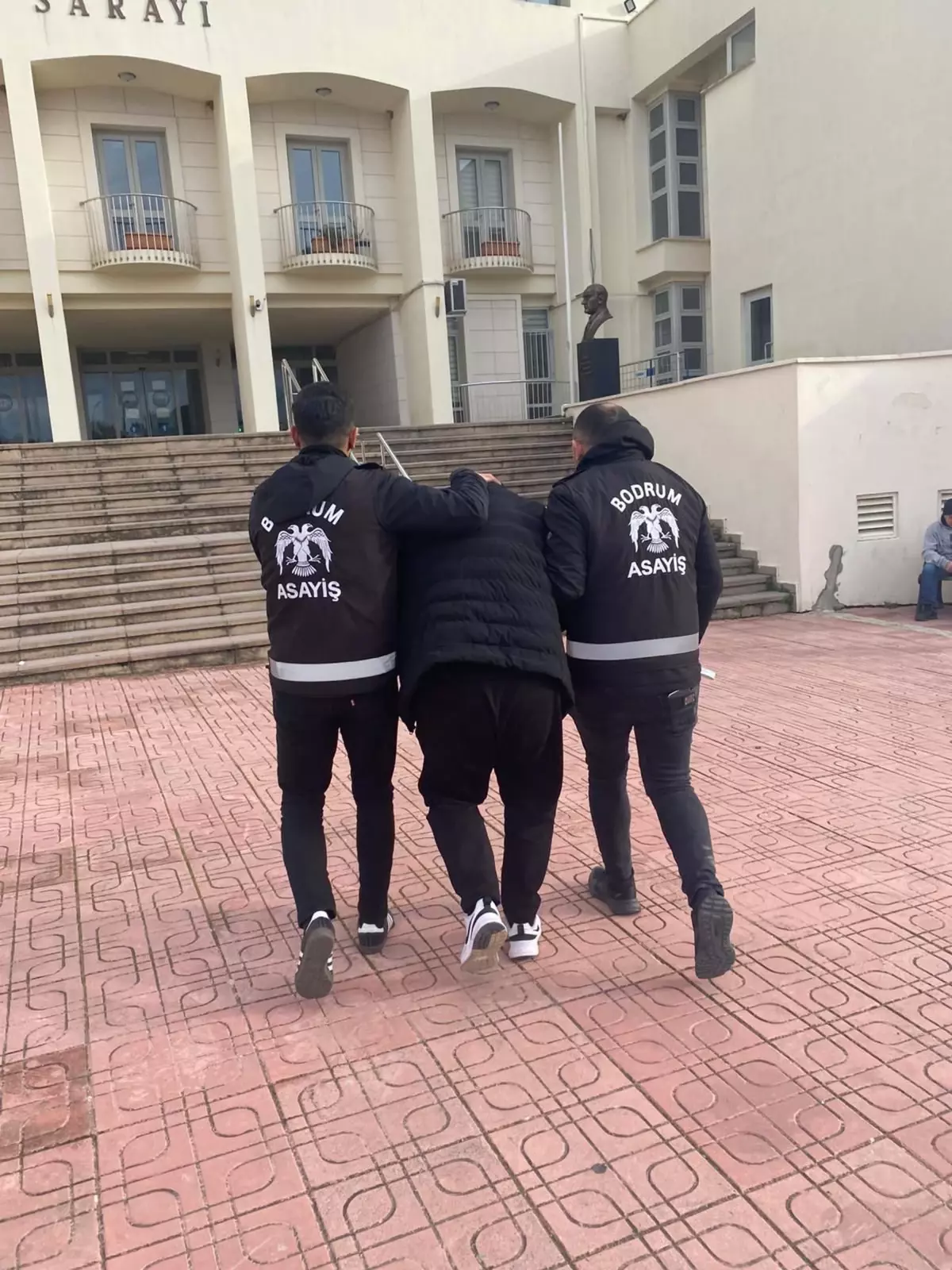 Bodrum'da 4 ayrı suçtan 24 yıl hapis cezası bulunan firari yakalandı