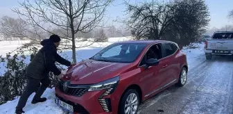 Bolu'da kara saplanan otomobili ormancılar kurtardı