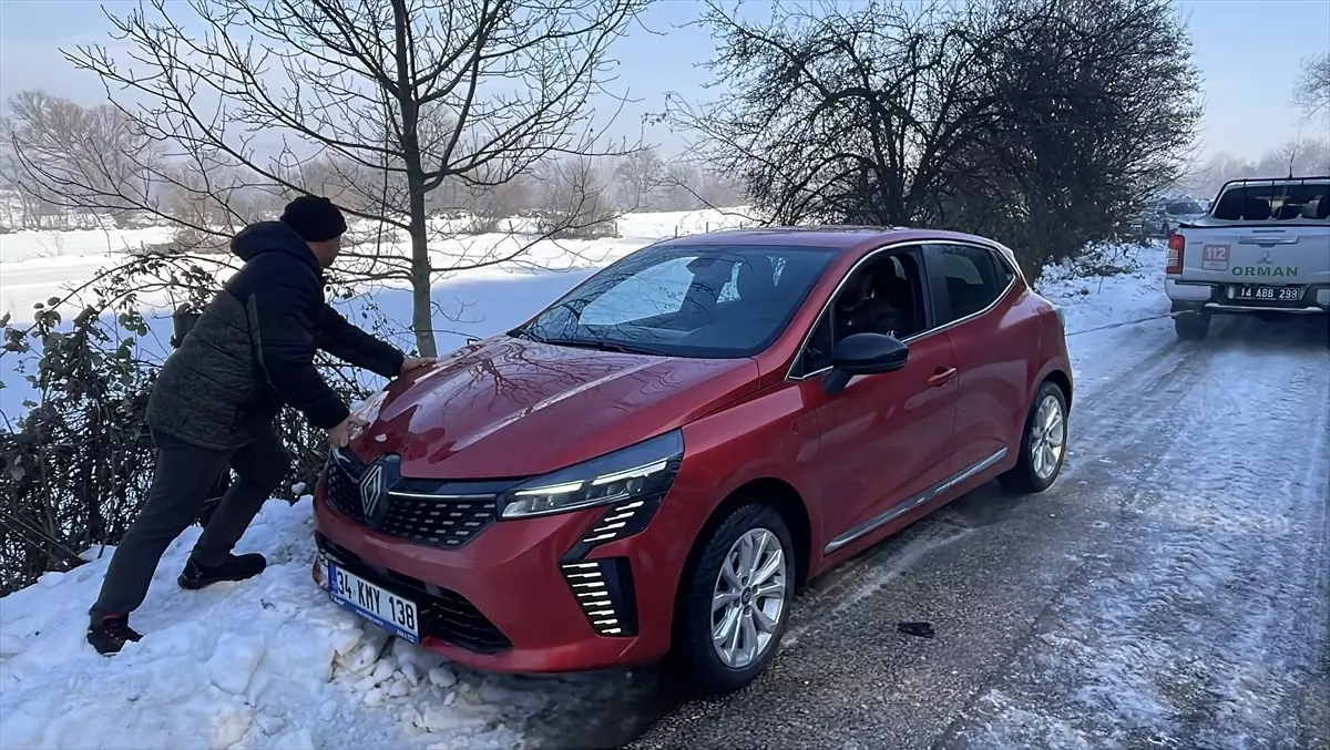 Bolu'da kara saplanan otomobili ormancılar kurtardı