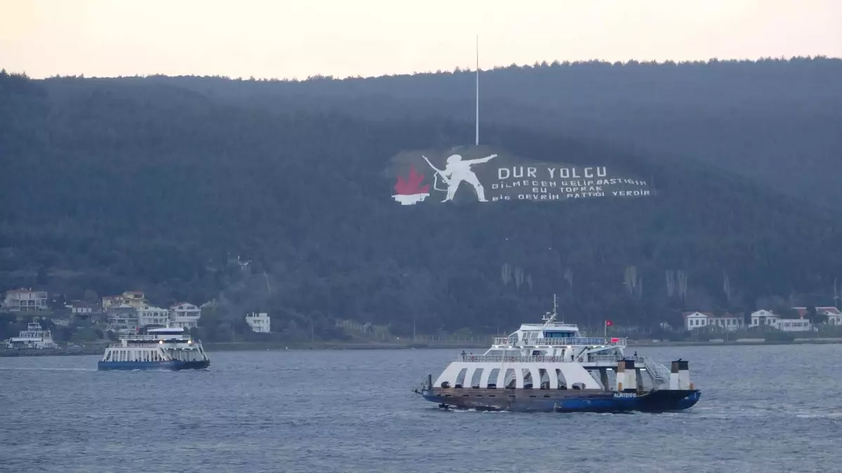 Bozcaada ve Gökçeada'da feribot seferlerine fırtına engeli