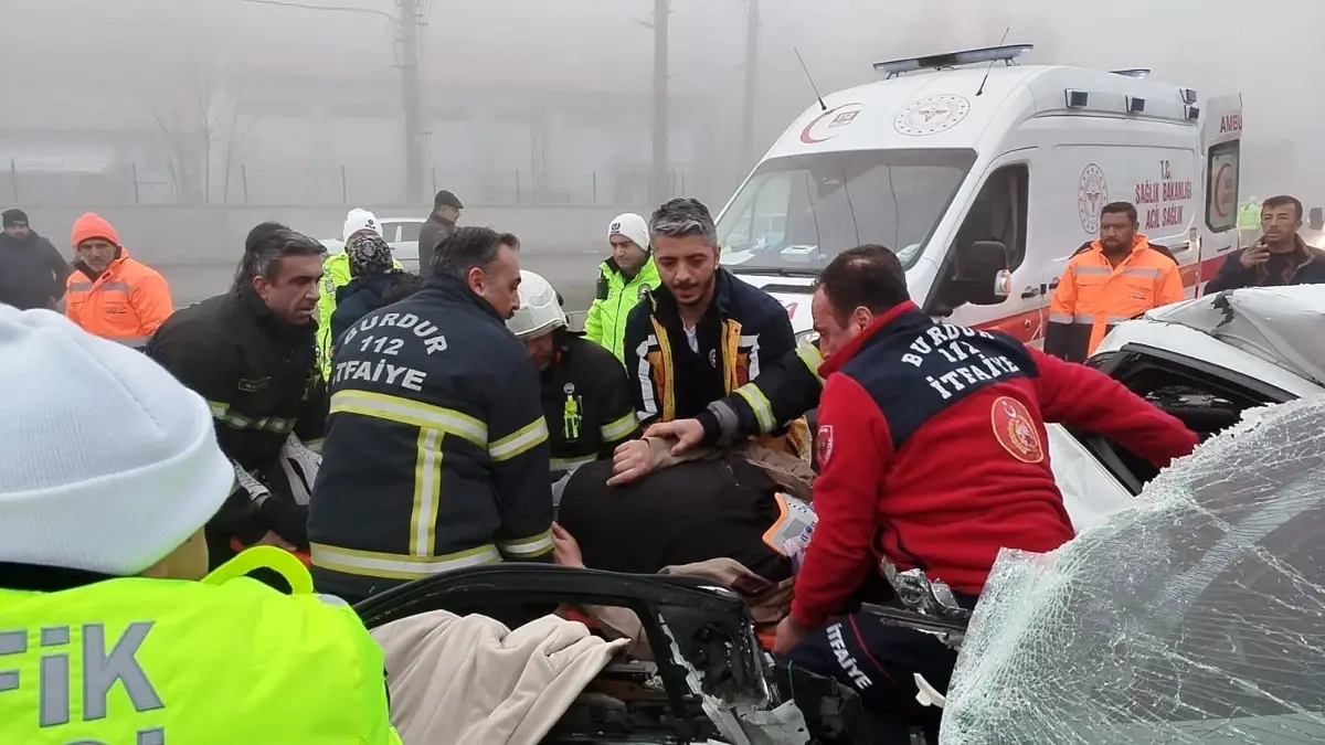 Burdur'da yoğun siste zincirleme kaza: 1'i ağır 2 yaralı