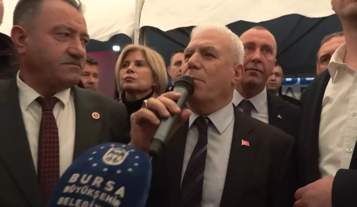 Bursa Büyükşehir Belediye Başkanı Bozbey'e saldırı girişimi; o anlar kamerada