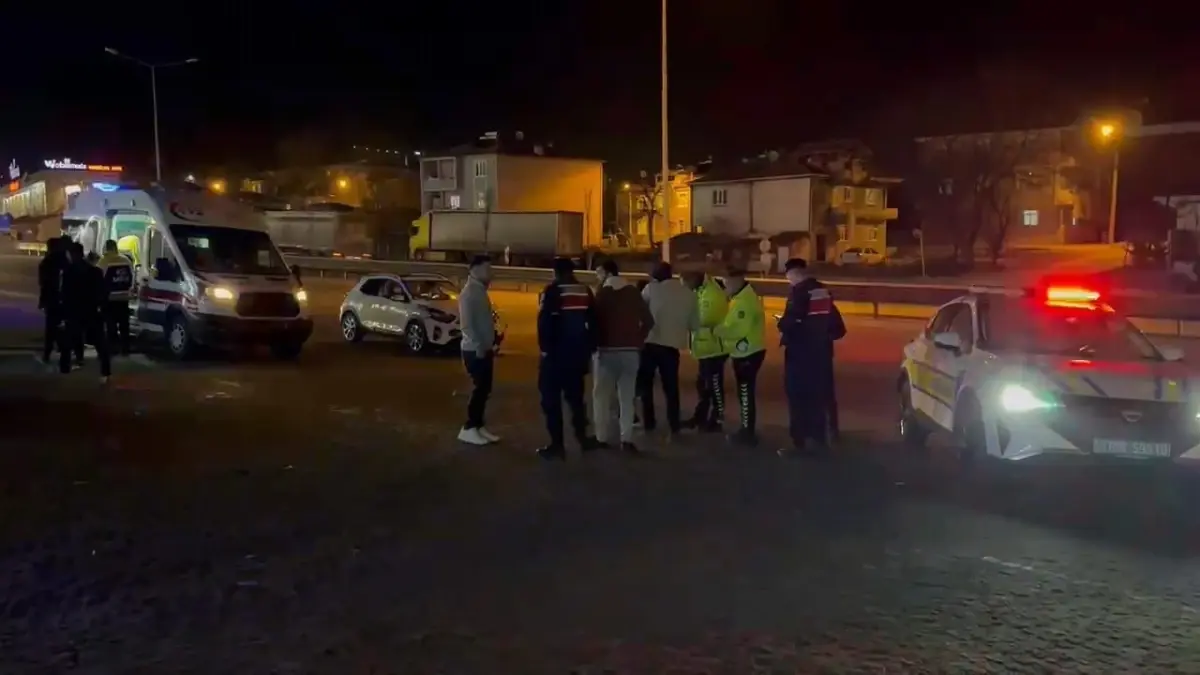 Bursa'da iki otomobil çarpıştı: 3 yaralı