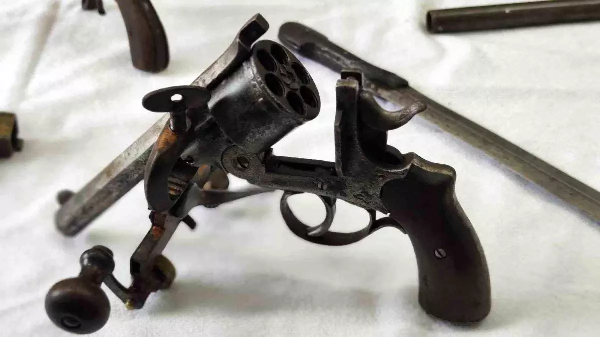 Bursa'da tarihi eser operasyonu: Çok sayıda silah ve obje ele geçirildi