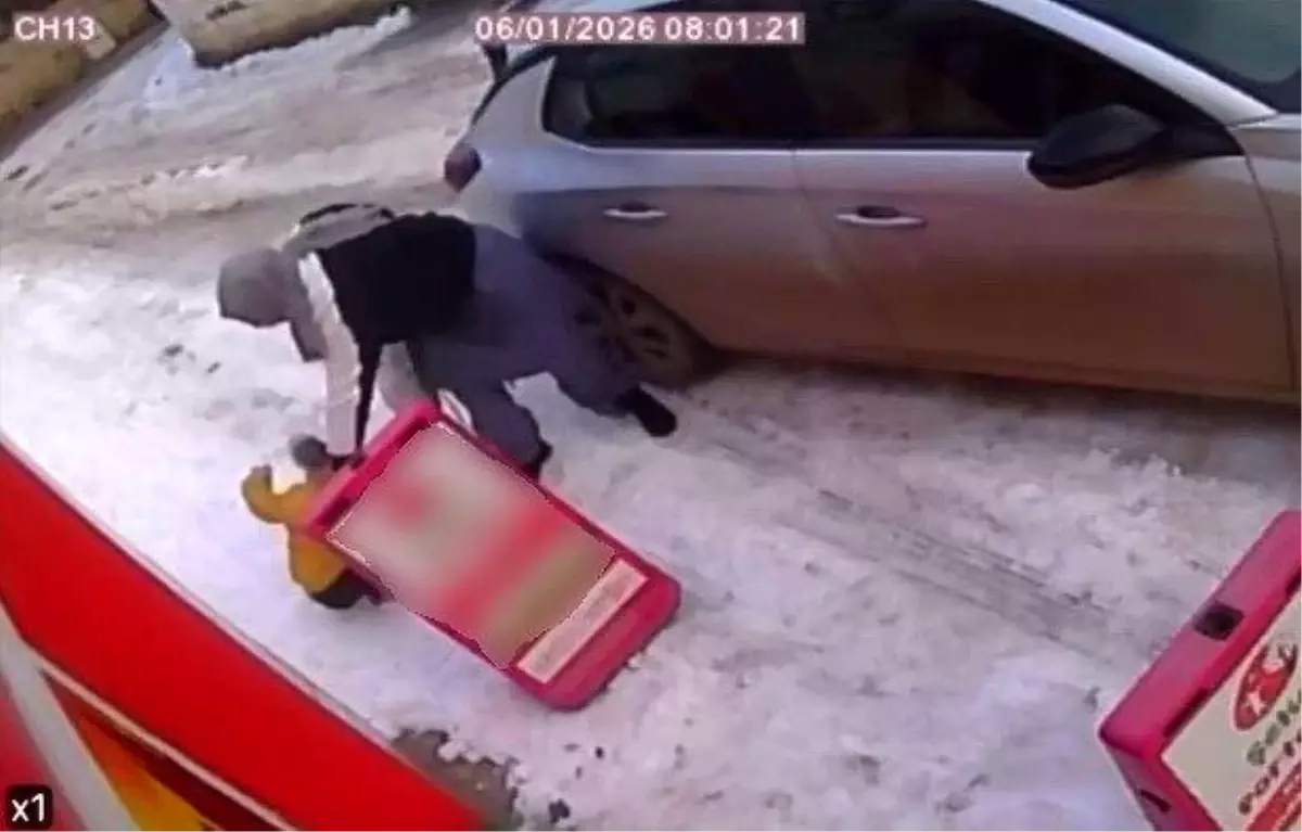 Buzlu yol vatandaşlara zor anlar yaşattı