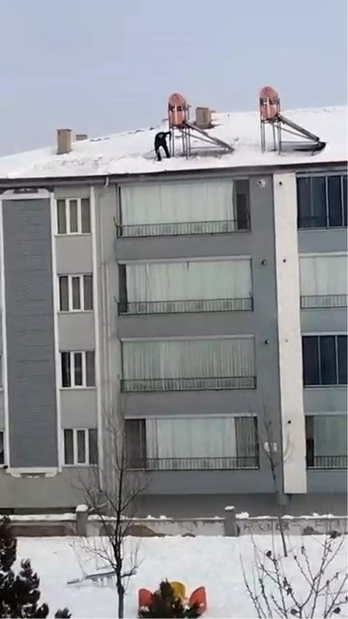 Çatıdaki karı temizlerken hayatını hiçe saydı