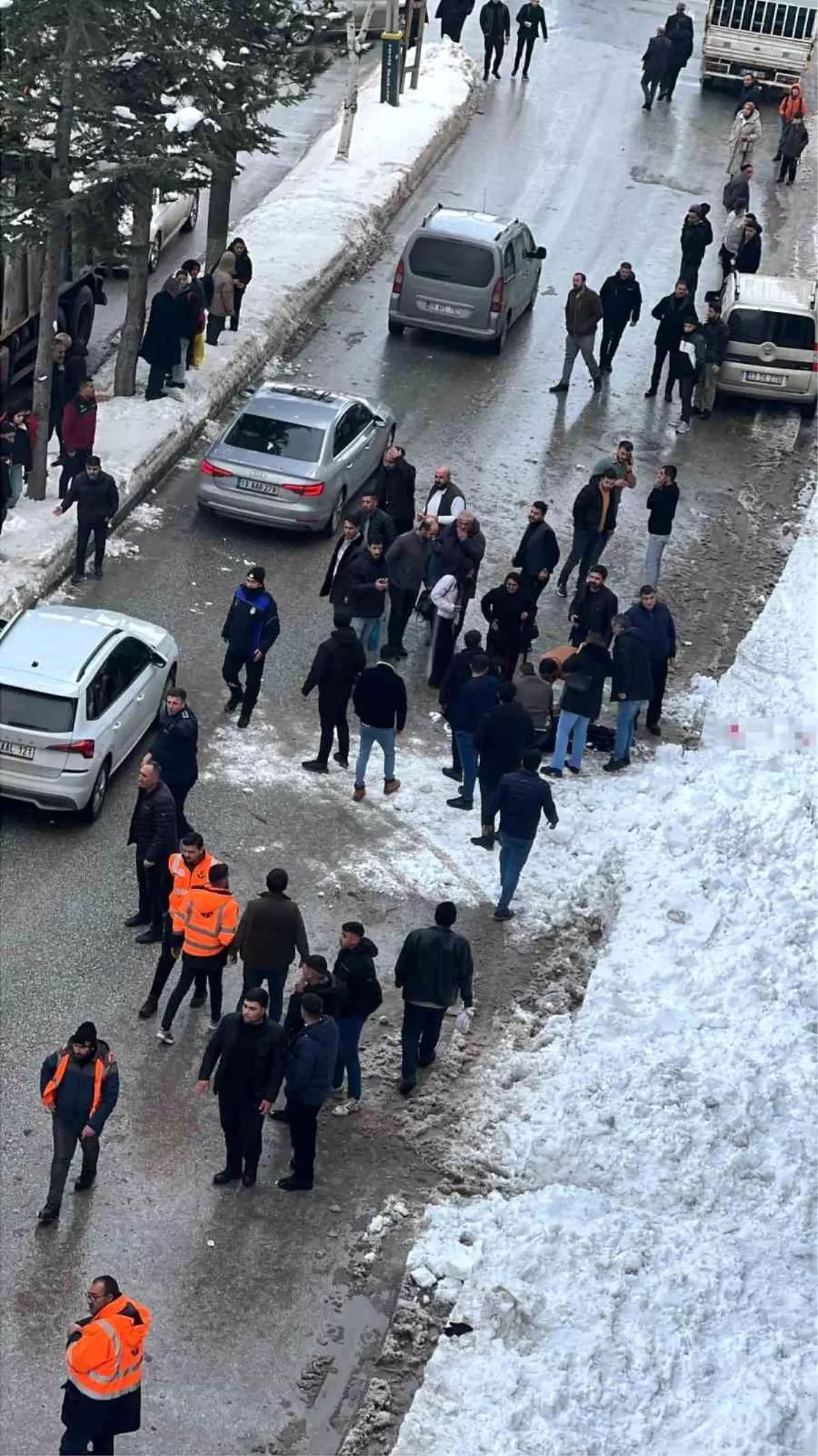 Çatıdan düşen kar kütlesi genç kızın hayatına mal oldu