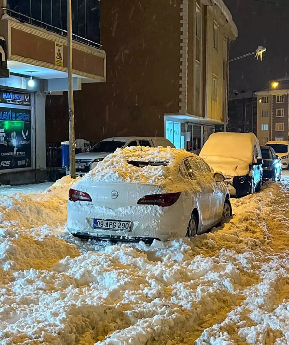 Çatıdan düşen kar kütlesi, park halindeki otomobile zarar verdi