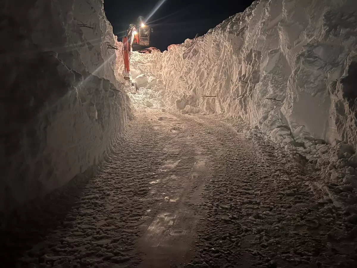 Çığ sonrası iş makinelerinin boyunu aşan kar kütleleriyle mücadele