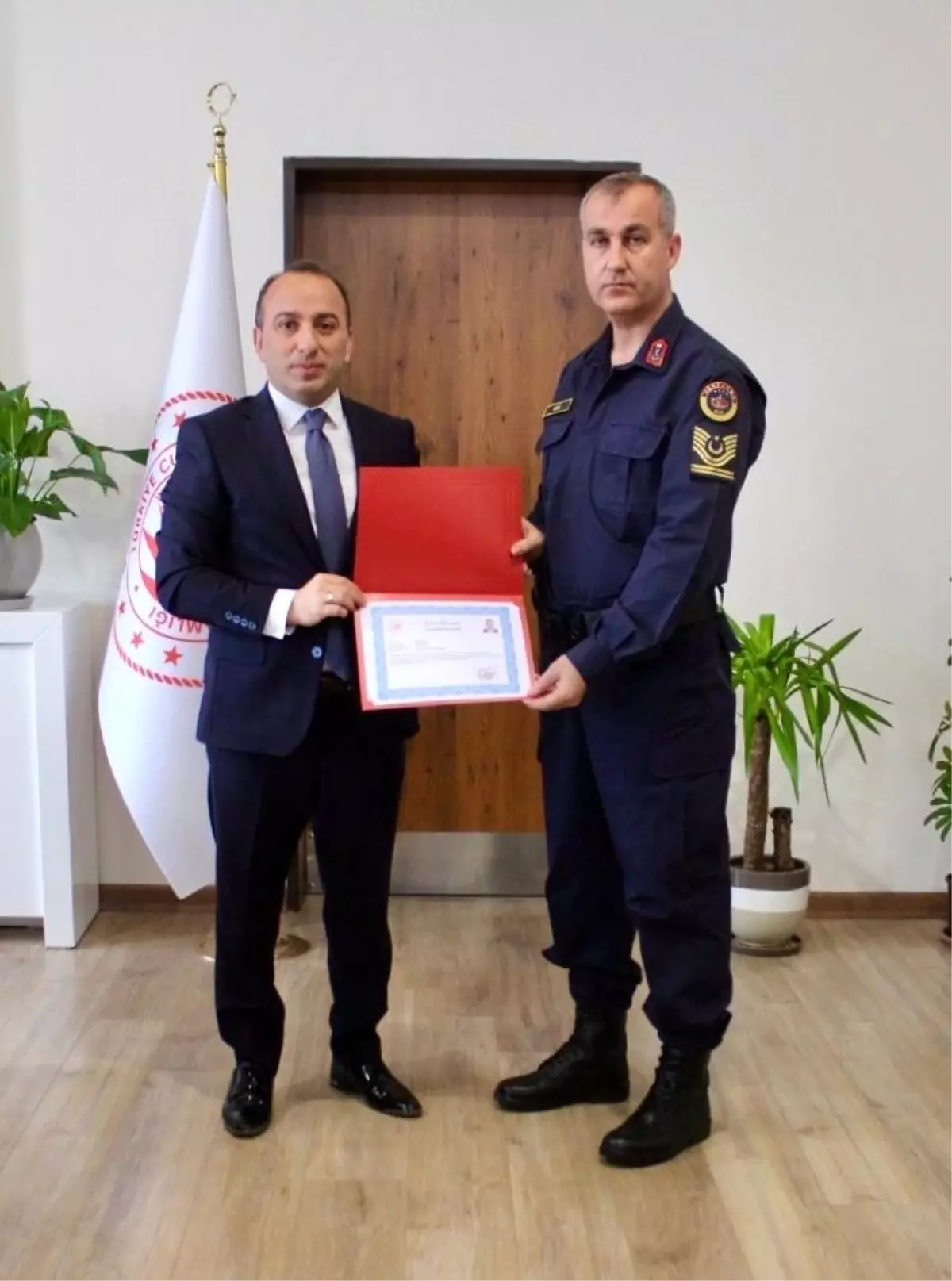 Çine Kaymakamı Erdoğan'dan jandarma personeline başarı belgesi