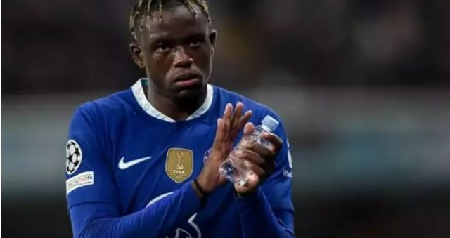 Denis Zakaria kimdir, kaç yaşında? Denis Zakaria hangi takımlarda oynadı, mevki ne? Denis Zakaria Beşiktaş'a mı transfer oluyor?