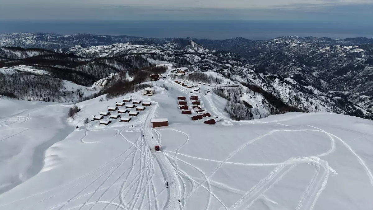 Deniz manzaralı yaylada kayak keyfi
