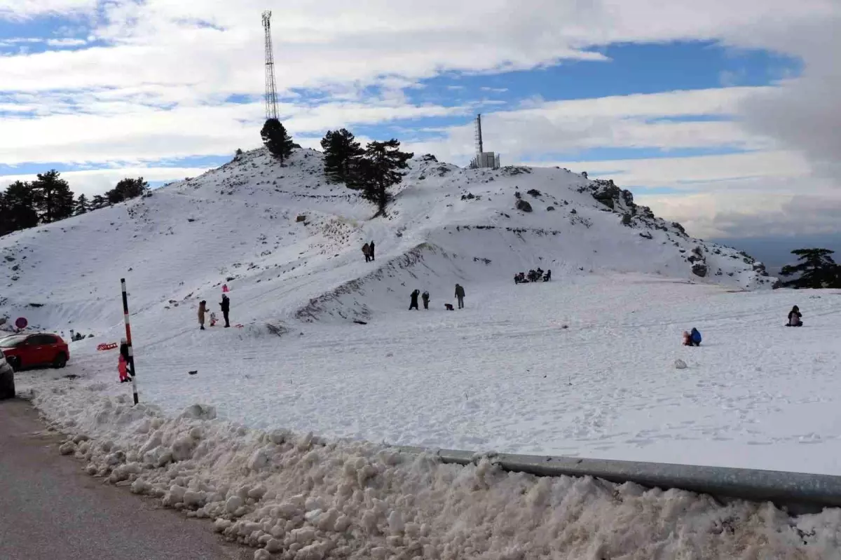 Denizli Nikfer Kayak Merkezi'nde yoğunluk erken başladı