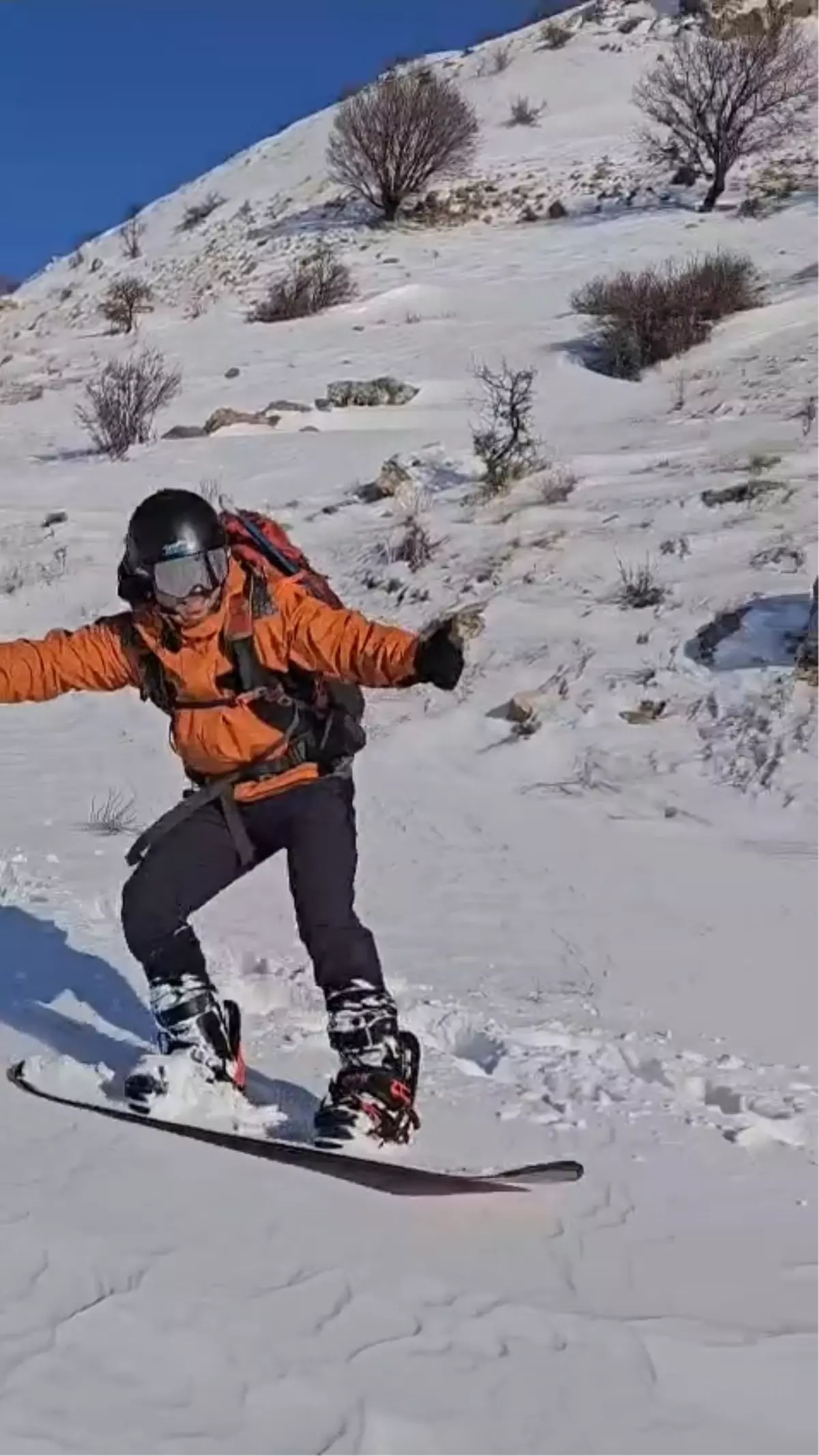 Diş hekimi tırmandığı dağdan snowboard yaparak indi